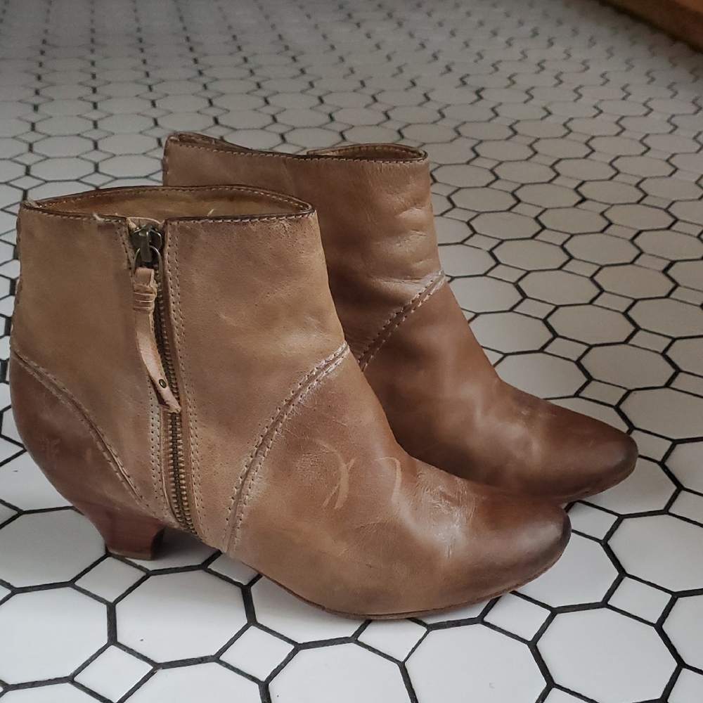 FRYE STEFFI ZIP BOOTIE Tan Leather Wedge Heel Ankle Boots Women's Sz 7.5 M